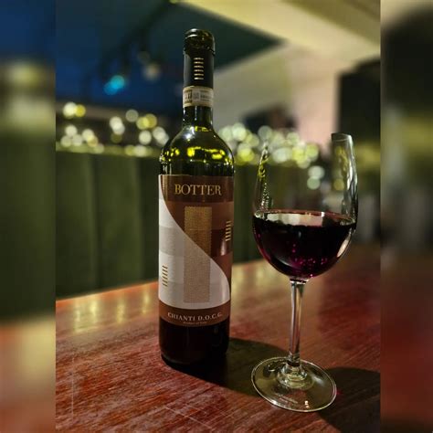 vronis|Vroni's Wine & Champagne Bar .